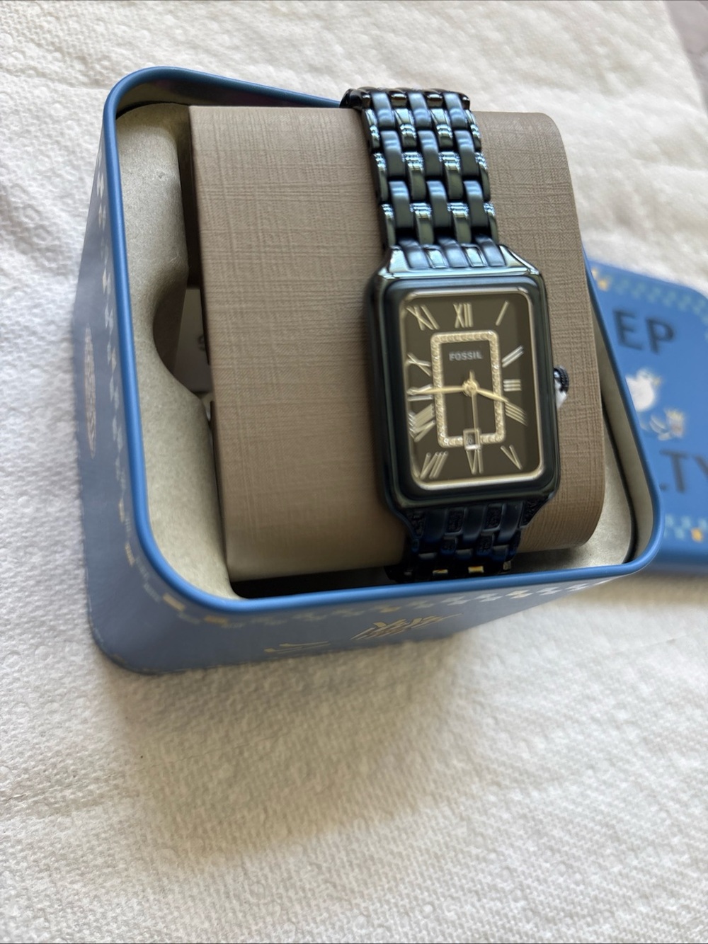 Fossil, this women's watch features:
Stainless steel bracelet and case
Navy dia - Picture 7 of 15